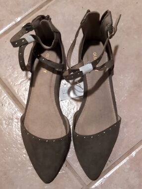 New Old Navy Pointed Toe Ankle Strap Flats